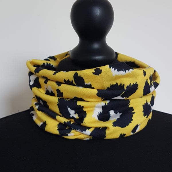 Yellow leopard print snood